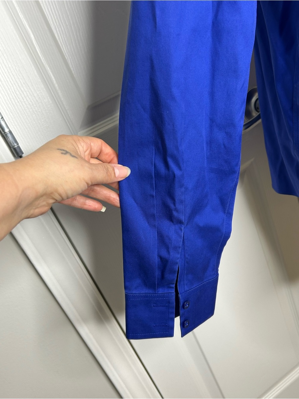 Chico’s No-Iron Royal Blue Button Front Shirt Long Sleeve Size 1 - Picture 4 of 9